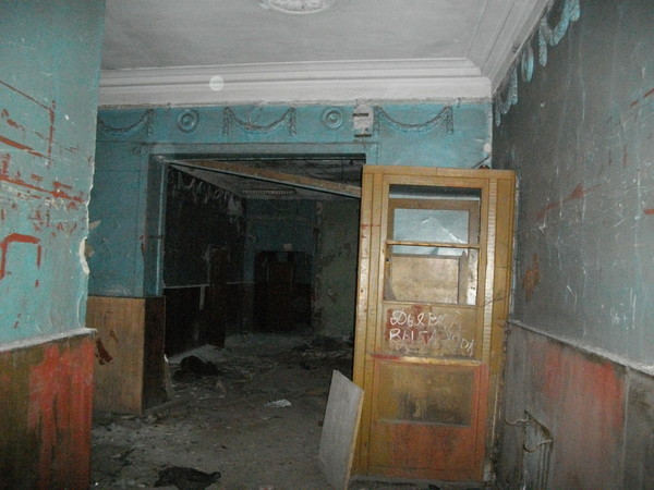 Заброшенный дом и наверно фотолаболатория.