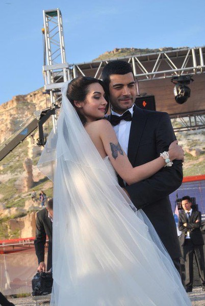 svadebnie-fotografii-murata-yunalmish-i-birche-akalay-devushka-paren-strapon