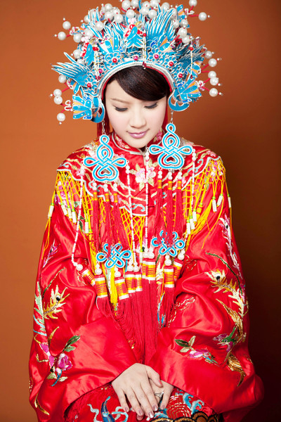 Национальные костюмы народностей, населяющих Китай, необычайно богаты в