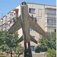 Любимовка памятник самолет - конечная остановка маршрута №52 - Гарнизон