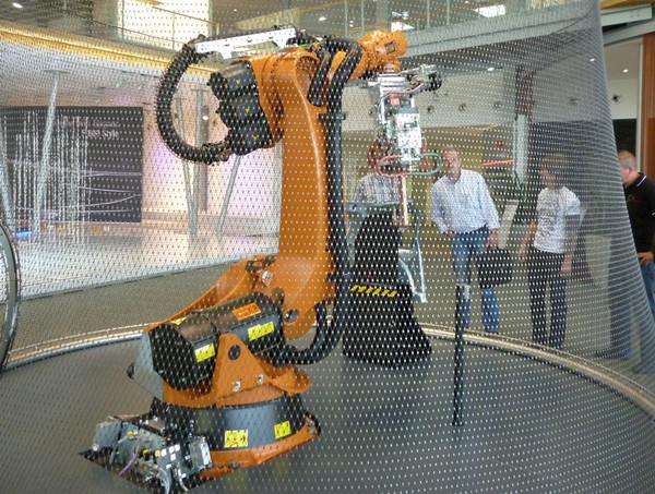 KUKA робот