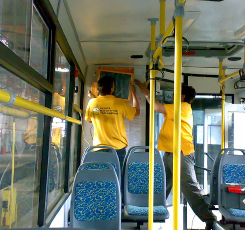 Установка рекламного монитора в автобус, мониторы для рекламы в транспорте, оборудование для видеорекламы в транспорте