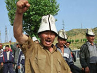 Киргизы избивают 