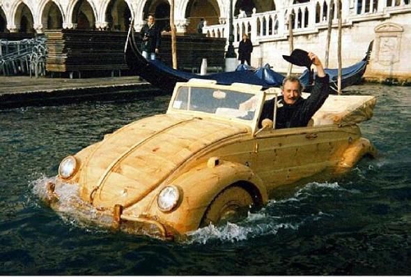 Ливио де Марчи. Он создал автомобили одновременно и плавающие, и из дерева
