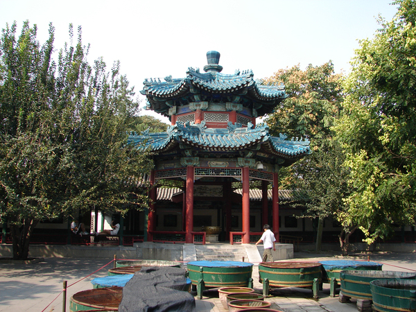 Парк Чжуншань. Чаны с рыбками