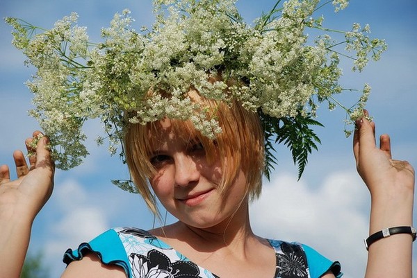 Девочки плетут венки Девочки плетут венки