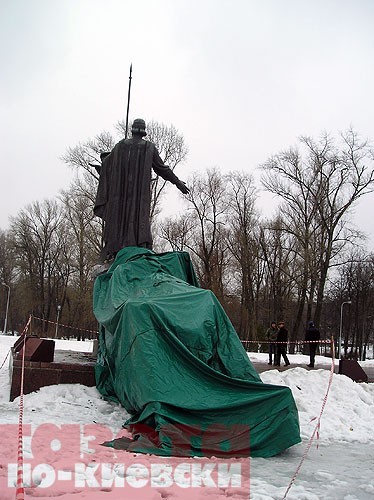 Разрушен памятник основателям Киева 