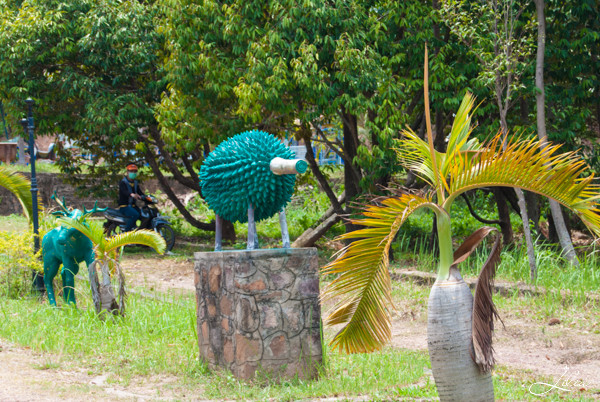 Кампотский зоопарк: скульптура дуриана