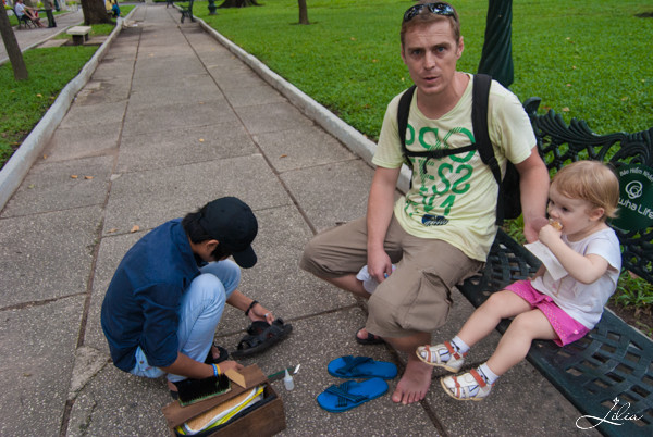 Хошимин: ремонт обуви тоже можно сделать прямо на улице
