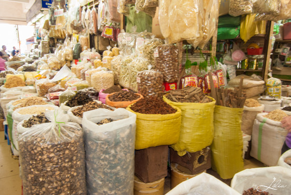 Ханой: на рынке мешки со специями, грибами и пр.