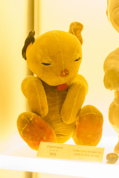 Сингапур, музей игрушек: странный мишка из Германии