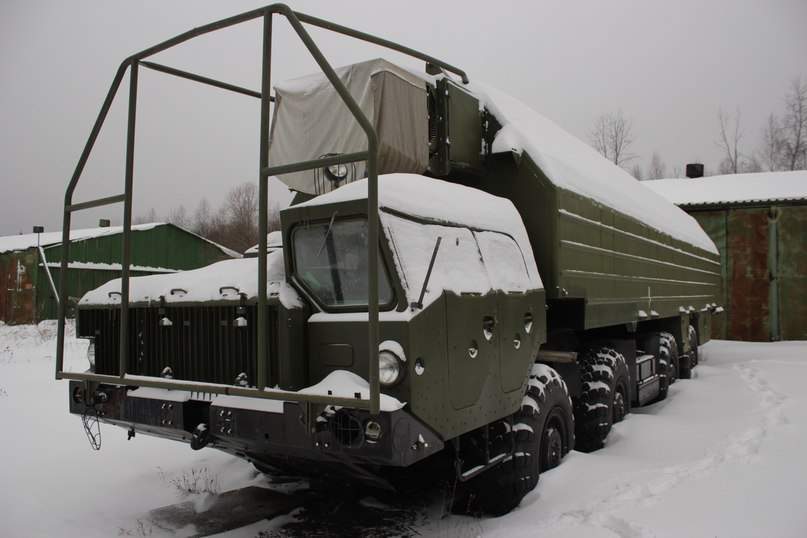 Некий отстойник техники близ останков шаров РЛС А-35