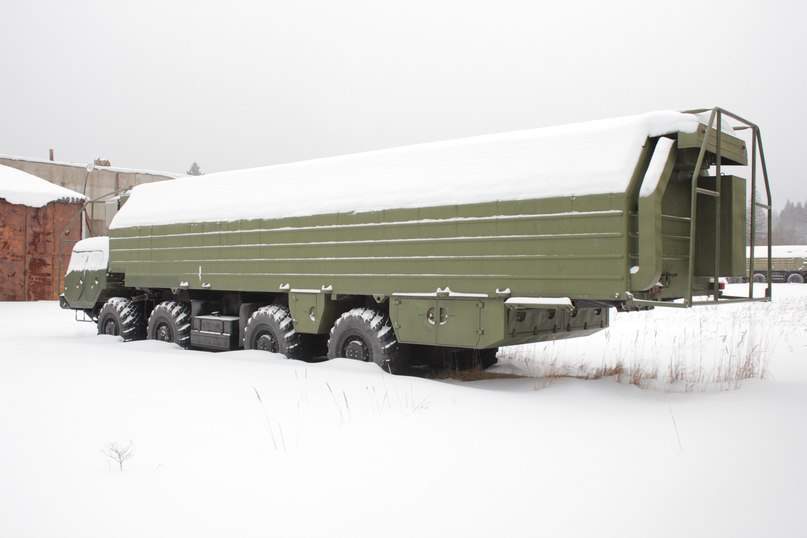 Некий отстойник техники близ останков шаров РЛС А-35