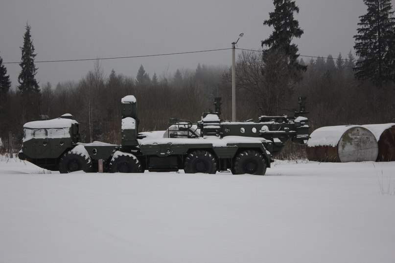 Некий отстойник техники близ останков шаров РЛС А-35