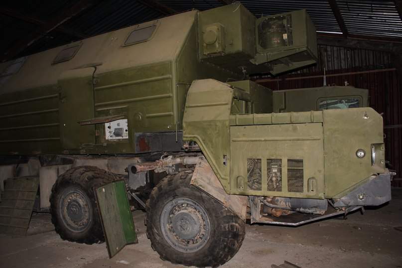 Некий отстойник техники близ останков шаров РЛС А-35