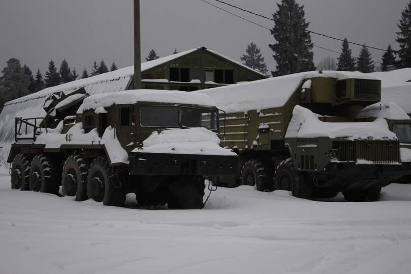 Некий отстойник техники близ останков шаров РЛС А-35