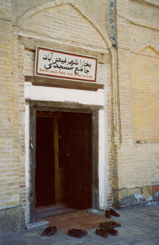 Вход в одну из мечетей во время утреннего намаза