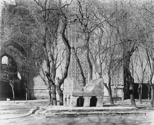 Каменная подставка под Коран в мечети Биби-Ханым в начале ХХ века
