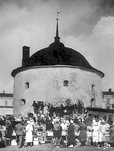 Традиционный рынок перед Круглой башней (фото 1920-30-х годов)