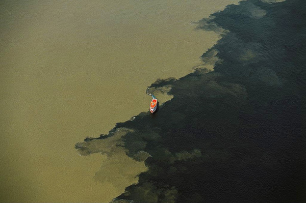 «Встреча вод» с высоты птичьего полета (фото Яна Артюса-Бертрана, www.yannarthusbertrand.com)