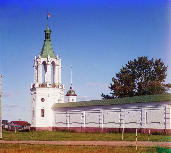 Угловая башня стены Спасо-Яковлевского монастыря в начале XX века (фото С.М. Прокудина-Горского)