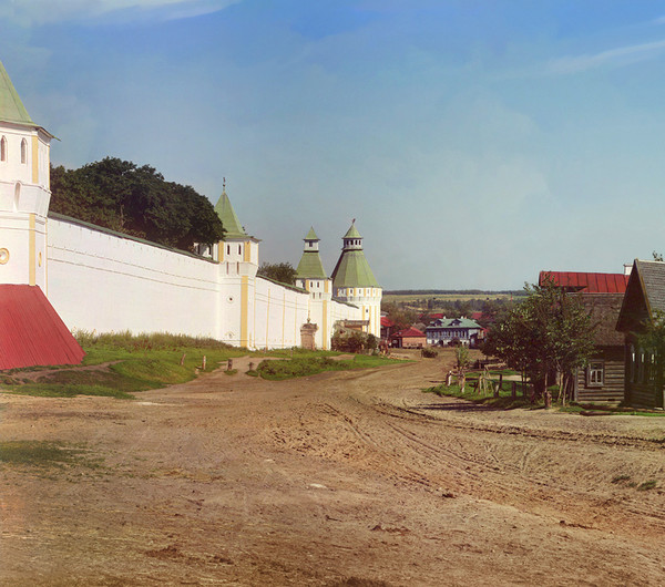 Стена Борисоглебского монастыря в начале XX века (фото С.М. Прокудина-Горского)