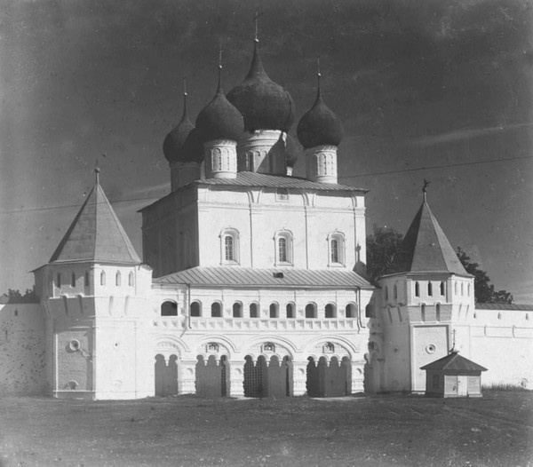 Сергиевская надвратная церковь Борисоглебского монастыря в начале XX века (фото С.М. Прокудина-Горского)