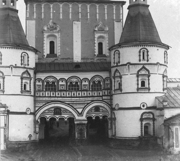 Сретенская надвратная церковь Борисоглебского монастыря в начале XX века (фото С.М. Прокудина-Горского)