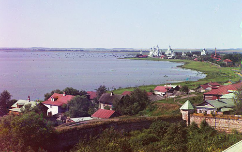 Вид на озеро Неро и Спасо-Яковлевский монастырь от Кремля в начале XX века (фото С.М. Прокудина-Горского)