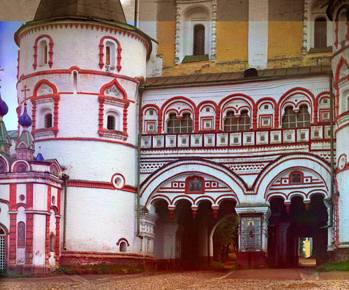 Сретенская надвратная церковь Борисоглебского монастыря в начале XX века (фото С.М. Прокудина-Горского)