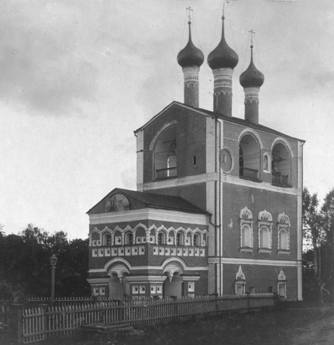 Звонница Борисоглебского монастыря в начале XX века (фото С.М. Прокудина-Горского)