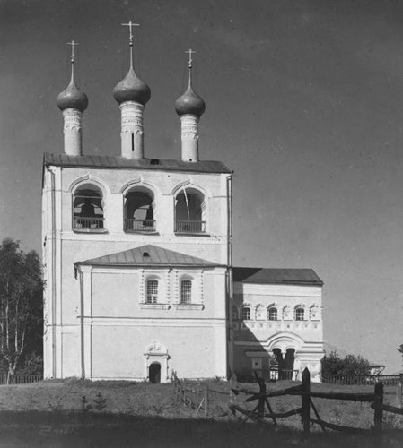 Звонница Борисоглебского монастыря в начале XX века (фото С.М. Прокудина-Горского)