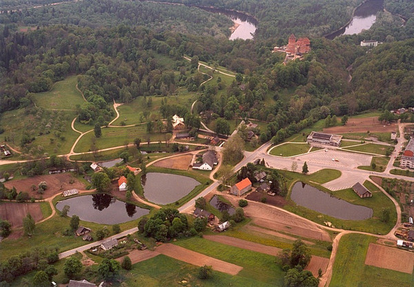 Вид на поместье Турайда с воздуха (фото с сайта www.jvk.lv)