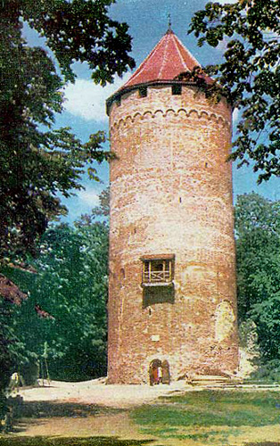Донжон Турайдского замка в конце 1950-х годов (фото с сайта www.castle.lv)