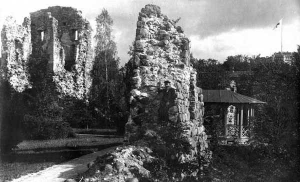 Руины Сигулского замка в 1930-х годах (фото с сайта www.castle.lv)