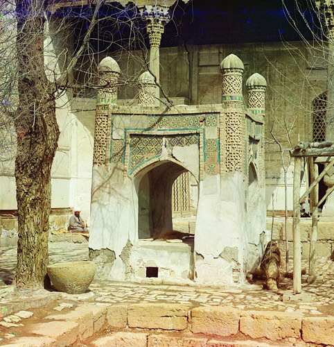Священный колодец в мемориальном комплексе Бахаутдина Накшбанди (фото начала ХХ века)