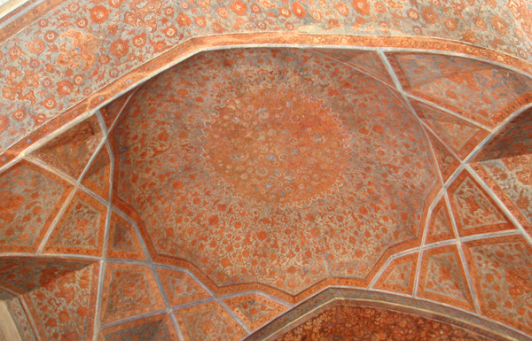 Из серии «Персидские 
узоры». Фрагмент росписи потолка дворца Чехель Сотун.