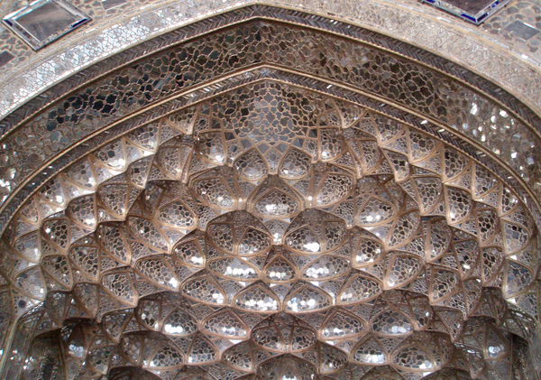 Из серии «Персидские 
узоры». Фрагмент зеркального купола дворца Чехель Сотун.