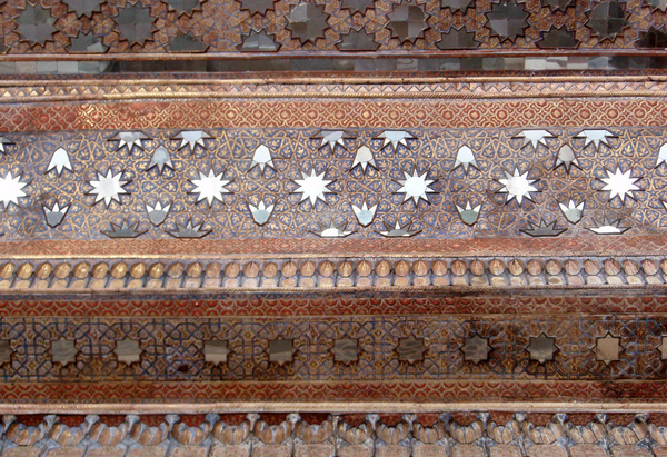 Из серии «Персидские 
узоры». Деталь декора потолка дворца Чехель Сотун.