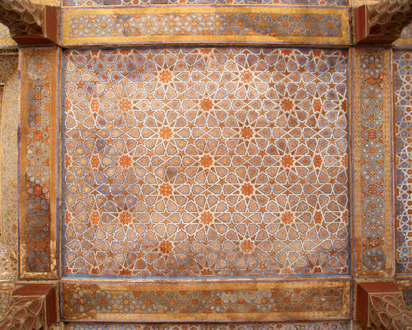 Из серии «Персидские 
узоры». Фрагмент росписи потолка дворца Чехель Сотун.
