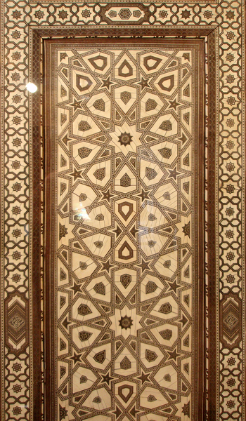 Из серии «Персидские узоры». Дверь в экспозиции дворца Чехель Сотун.