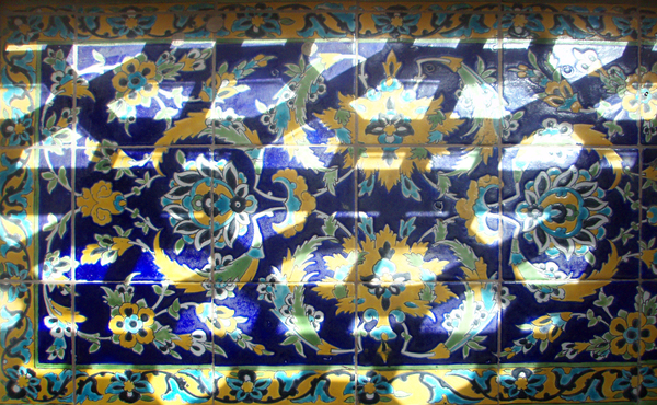 Из серии «Персидские 
узоры». Игра солнечных бликов на подоконнике во дворце Али Капу.