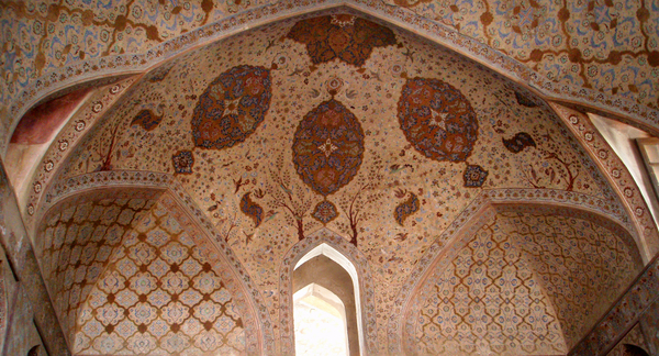Из серии «Персидские 
узоры». Фрагмент росписи потолка во дворце Али Капу.