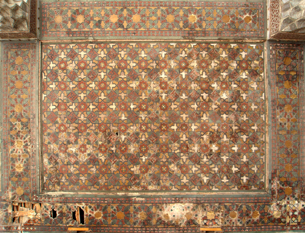 Из серии «Персидские 
узоры». Фрагмент росписного деревянного потолка на террасе дворца Али Капу.