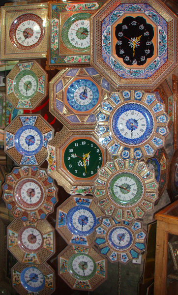 Из серии «Персидские узоры». Часы на витрине одной из лавок исфаханского базара.