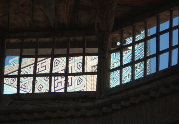 Из серии «Персидские узоры». Вид на минареты сквозь вентилляционное окно мечети Шаха.