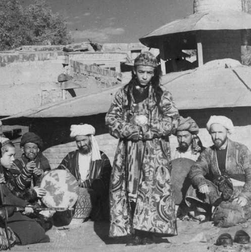 Из серии ''Узбекские портреты''. Танцующий мальчик в Самарканде (фото начала ХХ века).