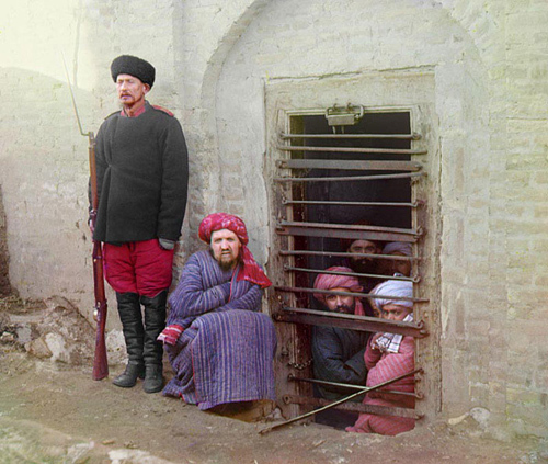 Из серии ''Узбекские портреты''. В зиндане (фото начала ХХ века).