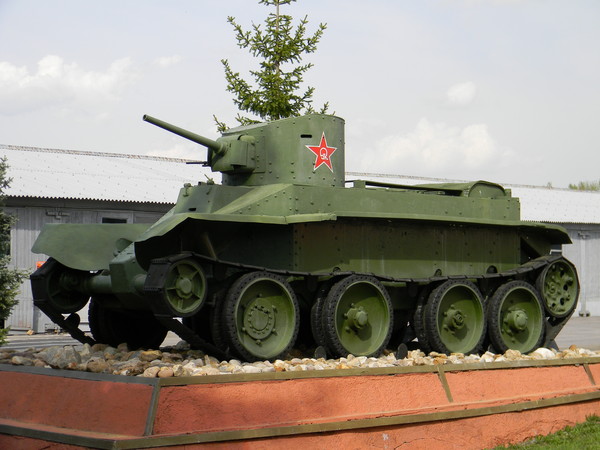 Лёгкий колёсно-гусеничный танк БТ-2