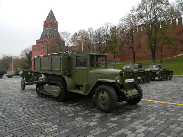 Полугусеничный грузовик (артиллерийский тягач) ЗИС-42М
